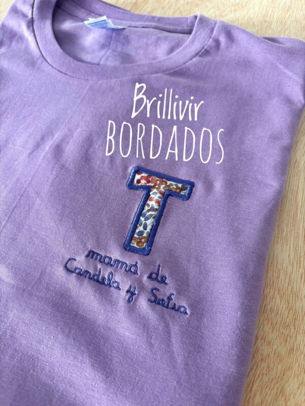 Camiseta personalizada bordada, con aplique